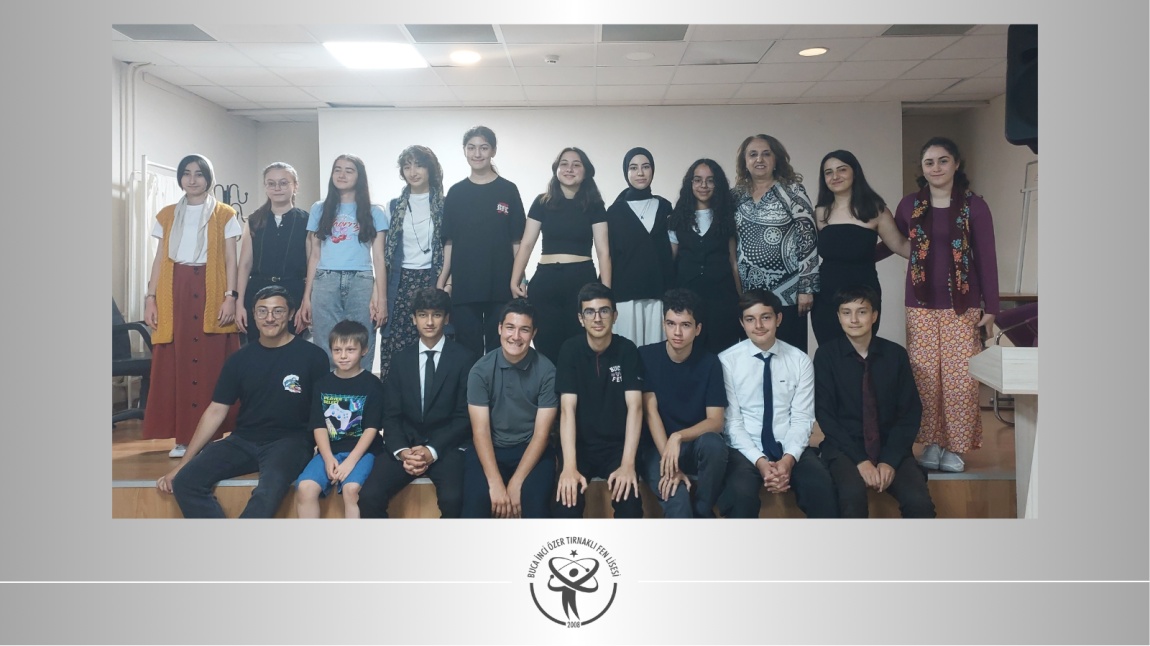 Perde Arkasındaki Kadın